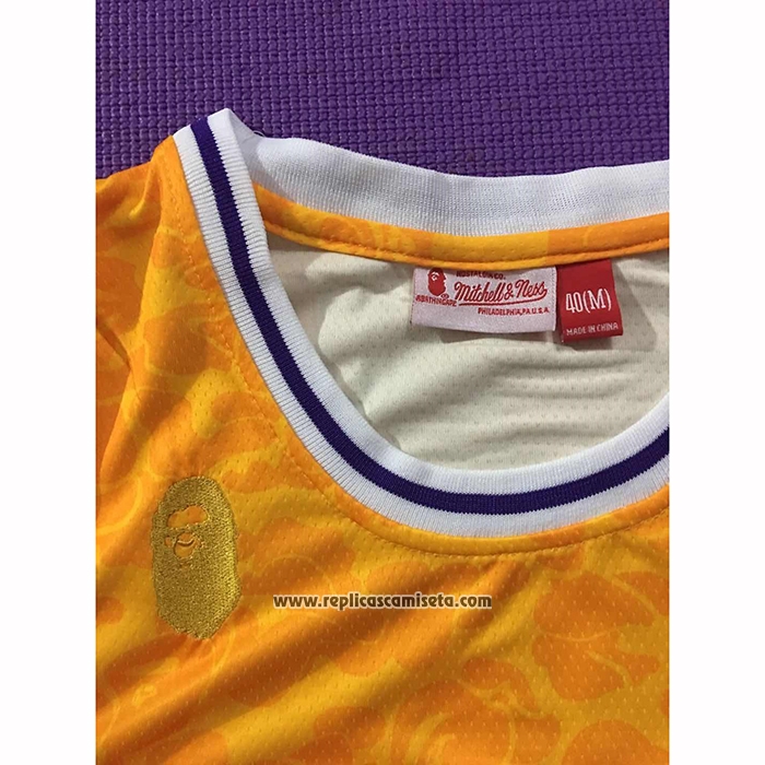 Camiseta Los Angeles Lakers Bape #24 Mitchell & Ness Amarillo